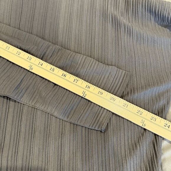 Oak + Fort Pleated Flowy Blouse Dolman Sleeves Gray Lightweight Size Medium - Picture 7 of 8